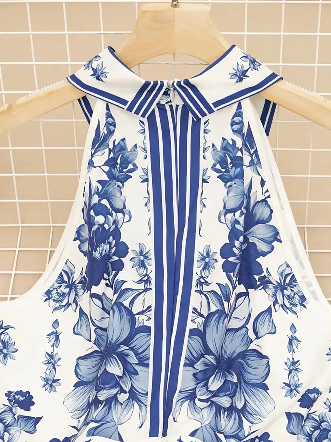2025 New Blue and White Floral Print Women's Long A-Line Dress, Open Chest Collar and Waist-Cinching Elegant Dress